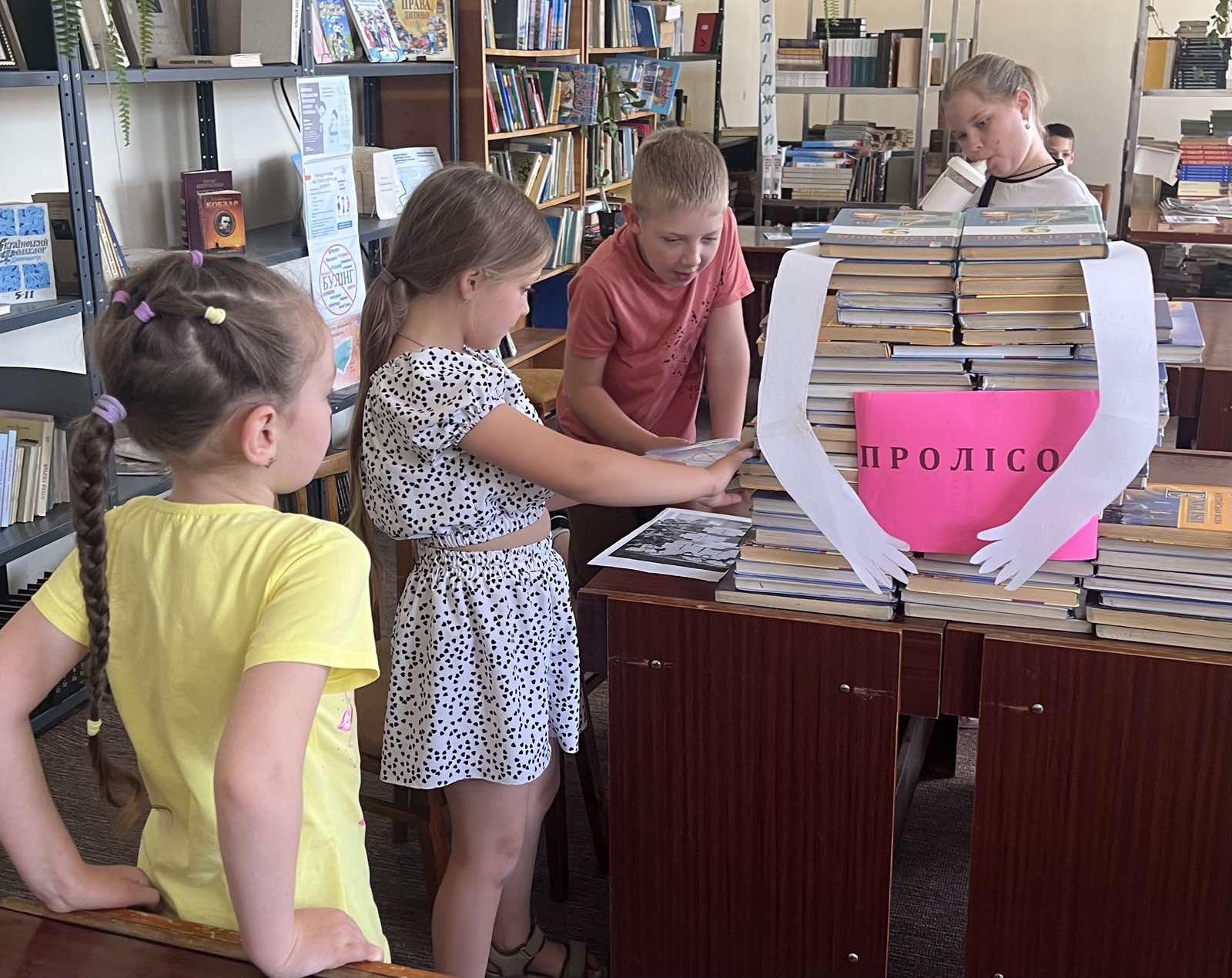 Творчість без меж: у «Проліску» з’явилася унікальна книжкова інсталяція